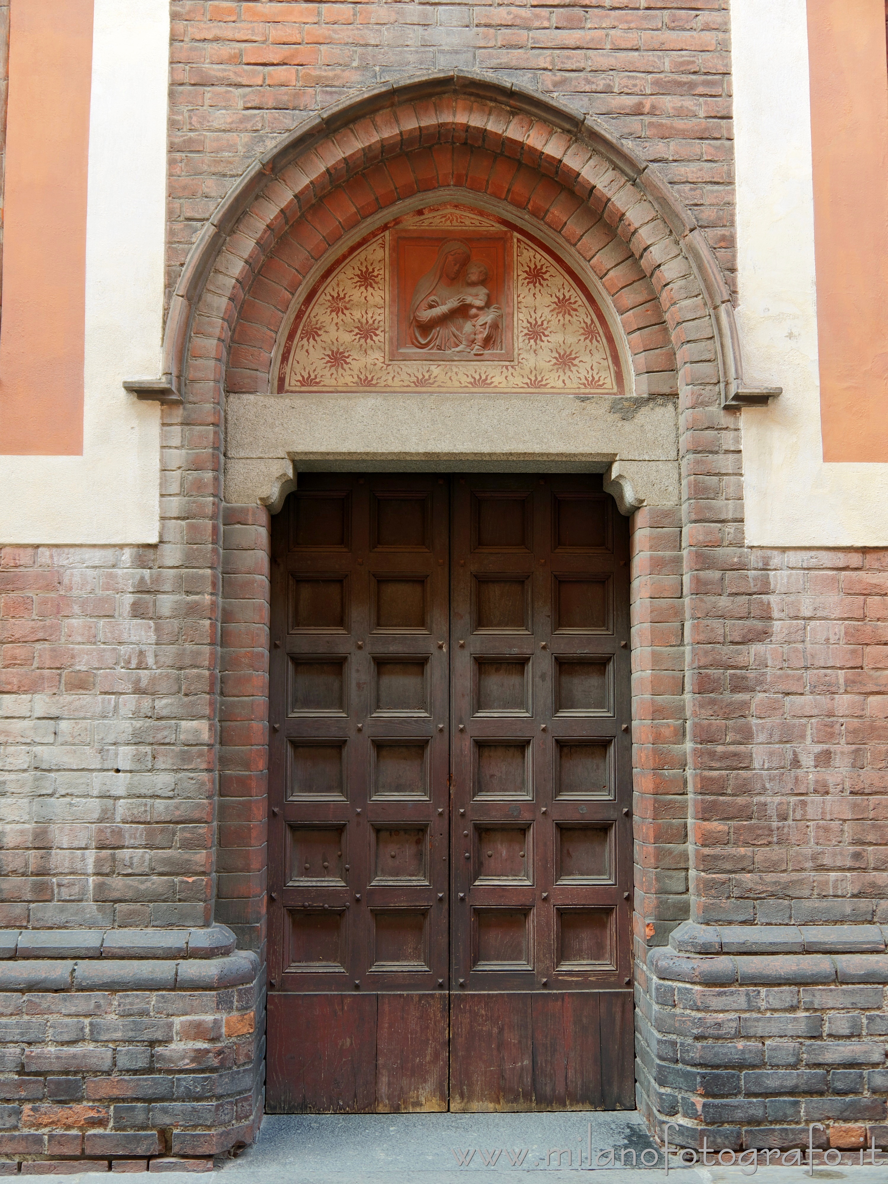 Milano - Porta laterale della Chiesa di Santa Maria del Carmine